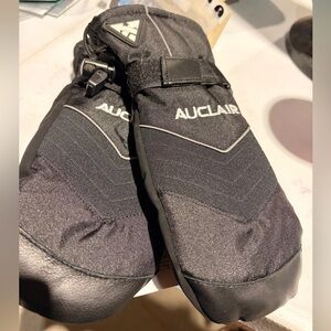 🌙 B98 Auclair Black Mittens